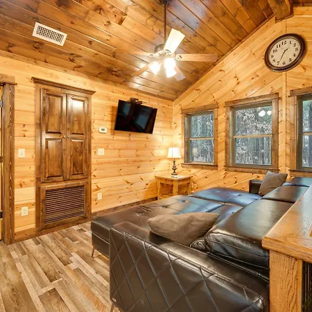 Broken Bow Cabin On 1 Acre With Hot Tub And Fire Pit!